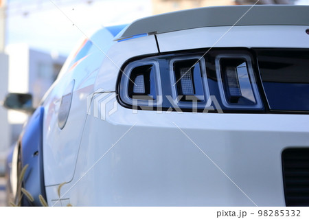 白いスポーツカー　イメージ 98285332