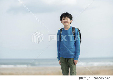 小学生の男の子 98285732