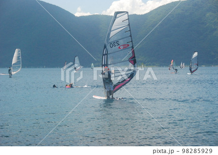 ウィンドサーフィン（本栖湖／山梨県南都留郡富士河口湖町･南巨摩郡身延町） 98285929