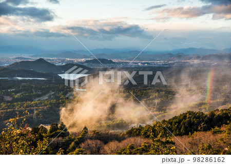 《愛知県》春日井市弥勒山山頂からの風景　犬山市入鹿池方面の夕景 98286162