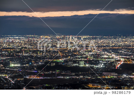《愛知県》春日井市弥勒山山頂からの風景　名古屋市方面の夜景 98286179