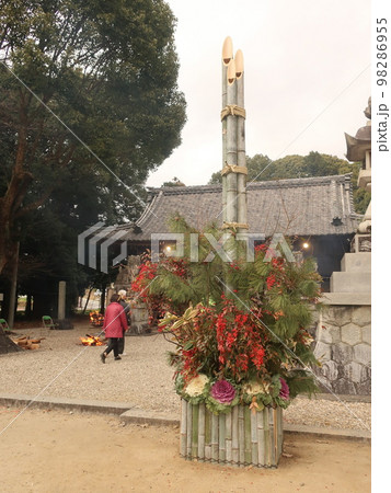 正月飾りとして門松が飾られた神社 正月飾りとして門松が飾られた神社 98286955