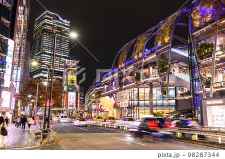 《東京都》夜の渋谷の街並み・宮下パーク 98287344