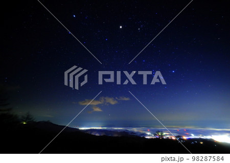 霧降高原に広がる雲海と星空／栃木県日光市キスゲ平園地 98287584