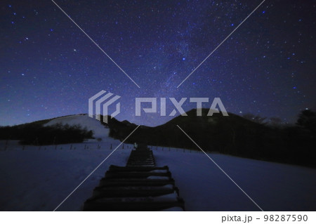 冬の霧降高原キスゲ平園地の星空／栃木県日光市 98287590