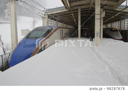 冬のガーラ湯沢駅に停車中の上越新幹線E7系・E2系 冬のガーラ湯沢駅に停車中の上越新幹線E7系・E2系 98287678