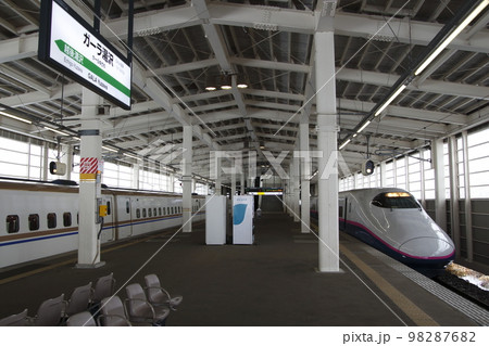冬のガーラ湯沢駅に停車中の上越新幹線E7系・E2系 冬のガーラ湯沢駅に停車中の上越新幹線E7系・E2系 98287682