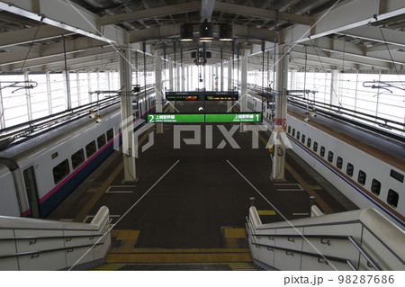 冬のガーラ湯沢駅に停車中の上越新幹線E7系・E2系 98287686