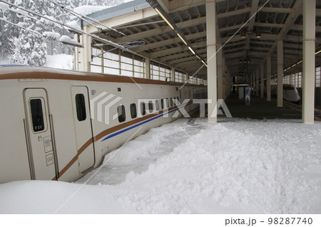 冬のガーラ湯沢駅に停車中の上越新幹線E7系 冬のガーラ湯沢駅に停車中の上越新幹線E7系 98287740