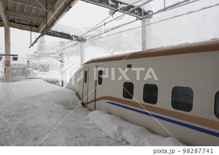 冬のガーラ湯沢駅に停車中の上越新幹線E7系 98287741