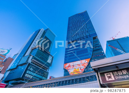 日本の東京都市景観 渋谷駅やオフィスビル群。桜丘口再開発のビルの外観が完成=1月11日 日本の東京都市景観 渋谷駅やオフィスビル群。桜丘口再開発のビルの外観が完成=1月11日 98287875
