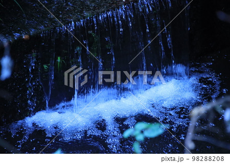 小さな小川の堰堤から流れする風景 小さな小川の堰堤から流れする風景 98288208