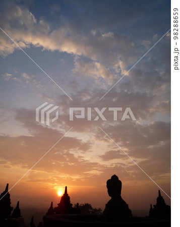 朝日の中のボロブドゥール遺跡 98288659