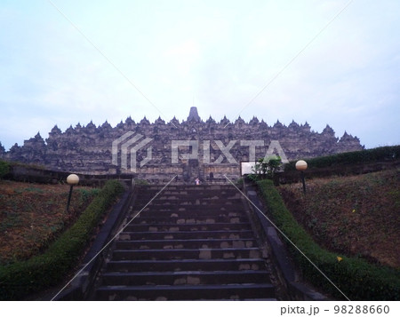 ユネスコ世界遺産ボロブドゥール遺跡の正面 98288660
