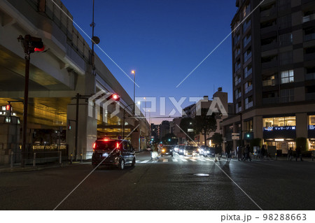 横浜の都市風景　夕刻の山下町 98288663