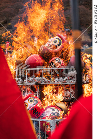 大龍寺のだるま供養、燃え上がるだるま〈岐阜県岐阜市〉 大龍寺のだるま供養、燃え上がるだるま〈岐阜県岐阜市〉 98289182