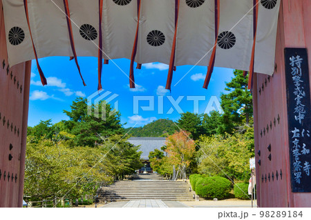 京都 仁和寺の中門 98289184