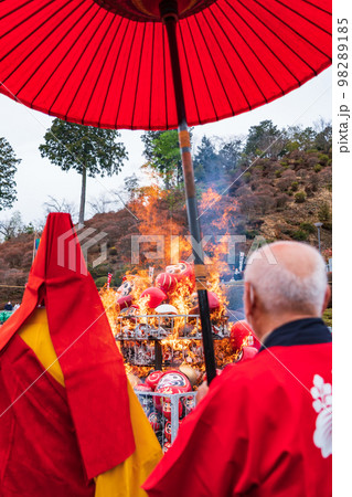 大龍寺のだるま供養、燃え上がるだるま〈岐阜県岐阜市〉 98289185