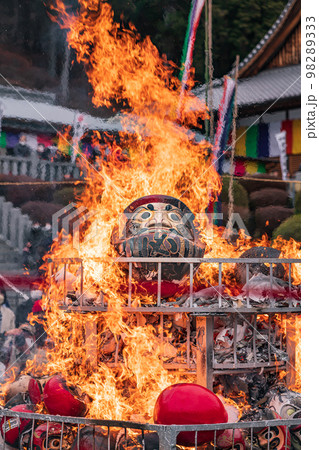 大龍寺のだるま供養、燃え上がるだるま〈岐阜県岐阜市〉 大龍寺のだるま供養、燃え上がるだるま〈岐阜県岐阜市〉 98289333
