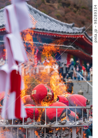 大龍寺のだるま供養、燃え上がるだるま〈岐阜県岐阜市〉 98289334