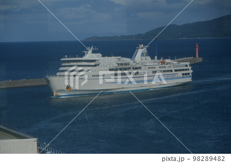 カーフェリー（佐渡島･両津港／新潟県佐渡市） 98289482