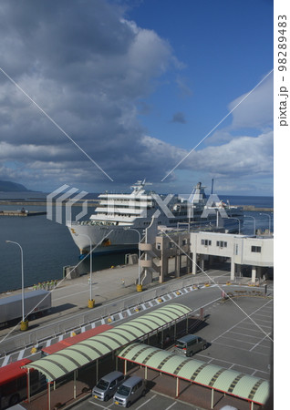 港湾・カーフェリー（佐渡島･両津港／新潟県佐渡市） 98289483