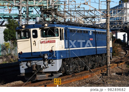 京浜工業地帯をゆく単機のEF65形電気機関車(EF65形2081号機) 京浜工業地帯をゆく単機のEF65形電気機関車(EF65形2081号機) 98289682