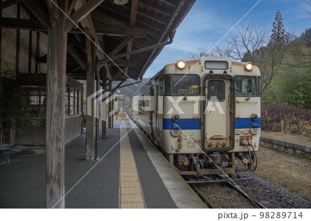 嘉例川駅 ホームと列車 嘉例川駅 ホームと列車 98289714