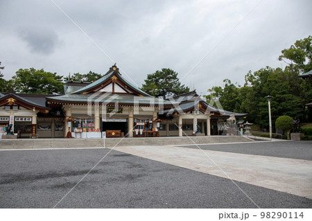 雨の日の広島護国神社の本殿 雨の日の広島護国神社の本殿 98290114