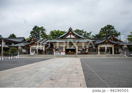 雨の日の広島護国神社の本殿 98290505