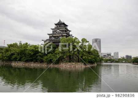 雨の日の広島城 98290836