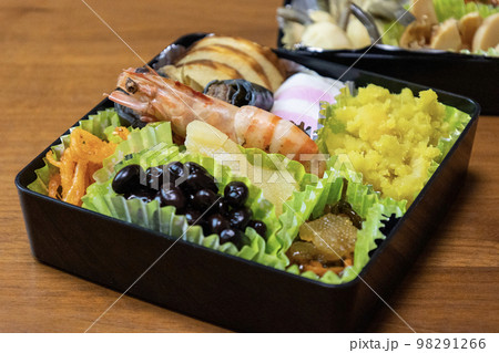 家庭で作った1人用のおせち 家庭で作った1人用のおせち 98291266