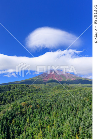 山梨_間近で見る富士山の前掛雲の風景 山梨_間近で見る富士山の前掛雲の風景 98291361