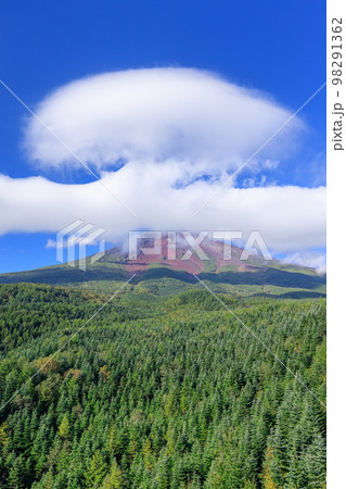 山梨_間近で見る富士山の前掛雲の風景 98291362