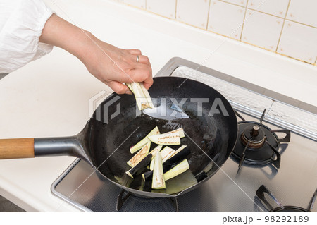 【マーボー茄子を作る　茄子を炒める】 98292189