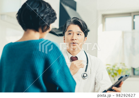 訪問診療するミドルの男性医師 98292627