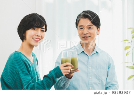 野菜ジュースを飲む父親と娘 98292937