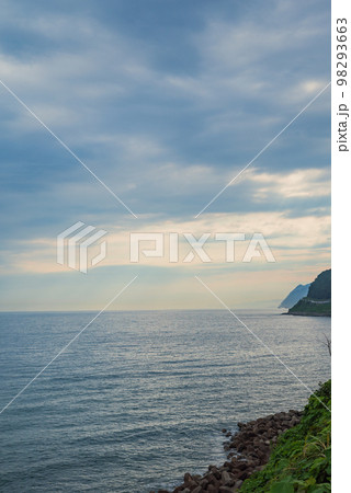 【夏の朝景色】市振海岸【親不知方面を撮影】 【夏の朝景色】市振海岸【親不知方面を撮影】 98293663