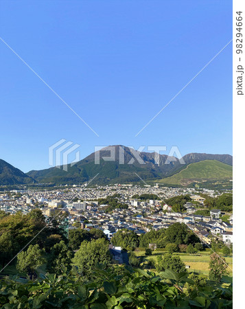別府市の街並みと鶴見岳 98294664