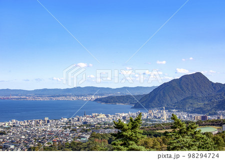 高崎山・別府湾眺望と別府大分市街地 98294724