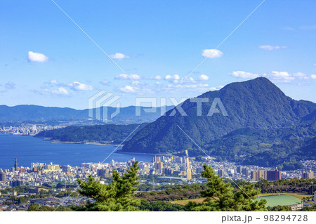 高崎山・別府湾眺望と別府大分市街地 98294728