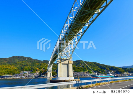 青空と早瀬大橋 98294970