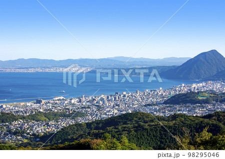 別府市街地眺望と高崎山 98295046