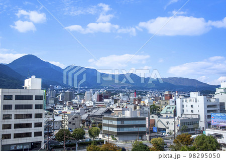 別府市街と鶴見岳 98295050
