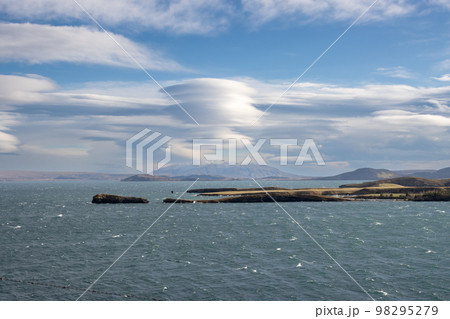 Country and lake Thingvallavatn, Iceland 98295279