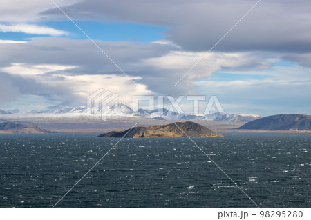 Country and lake Thingvallavatn, Iceland 98295280