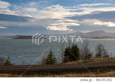 Country and lake Thingvallavatn, Iceland 98295281