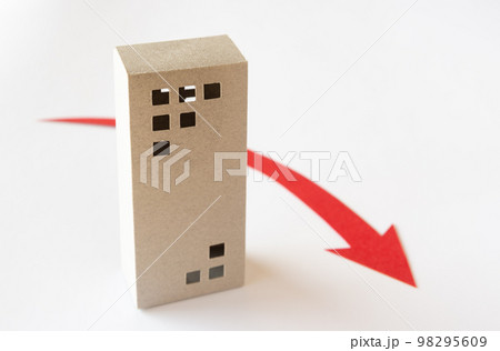 ビルと下降矢印　業績悪化　急落　矢印　激減　マンション 98295609
