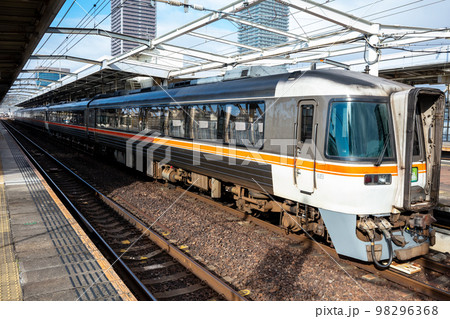 【岐阜駅】到着し連結を待つ特急ひだ5号 98296368