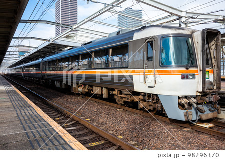 【岐阜駅】到着し連結を待つ特急ひだ5号 98296370